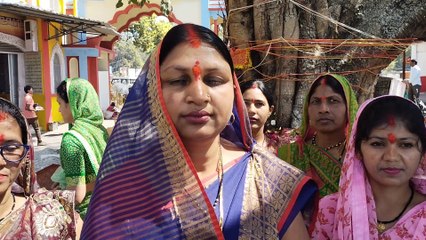 महिलाओं ने 108 परिक्रमा लगाकर की पूजा