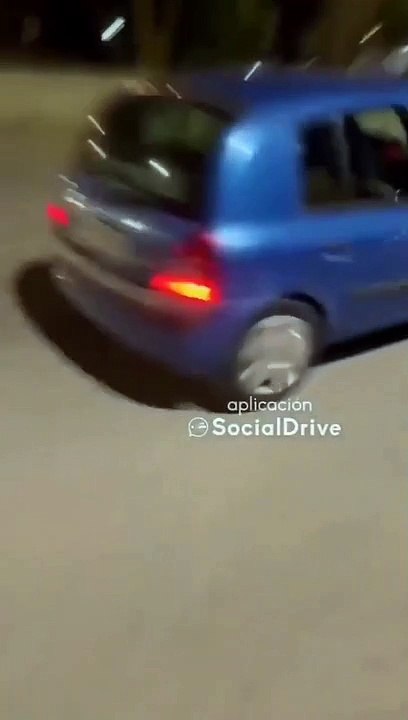 Renault Clio capota ao sacar peões numa rotunda com passageiro sentado na porta