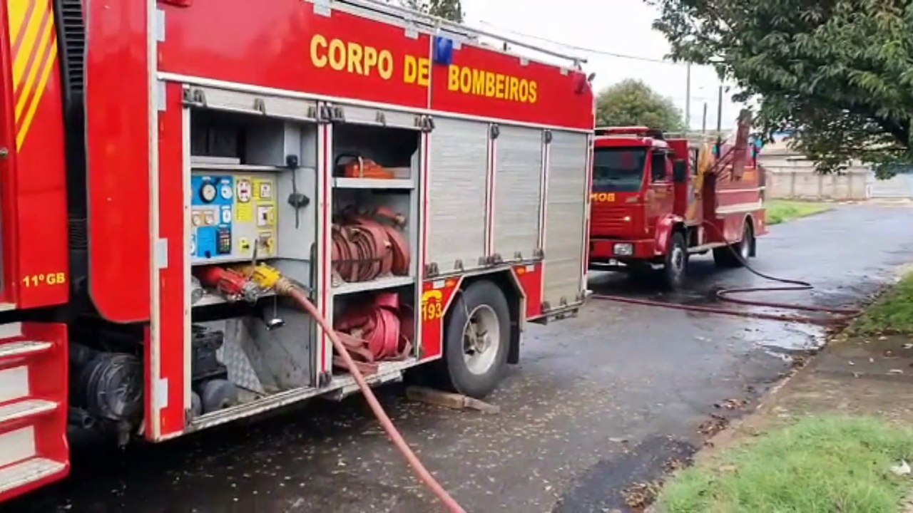 Bombeiros de Apucarana combatem incêndio em casa do 'Ponta Grossa'