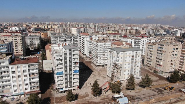 Diyarbakır’da acil yıkım kararı verilen binaların yıkımına başlan