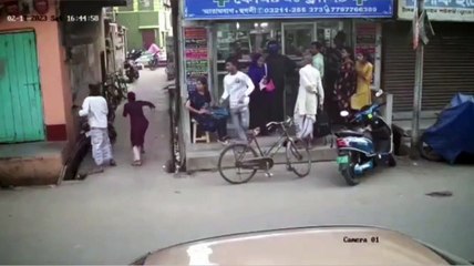 Un éléphant sème la panique en plein centre-ville et charge des piétons