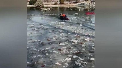 BUZ TUTAN SÜS GÖLETİNE DÜŞEN DEPREMZEDE ÇOCUĞU POLİS KURTARDI