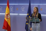 Míriam Nogueras quita la bandera de España antes de su intervención