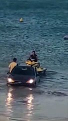 Il veut mettre son jetski à l'eau avec sa Peugeot 208 sur la plage