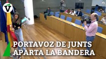 La portavoz de Junts en el Congreso, Miriam Nogueiras, aparta la bandera de España durante una rueda de prensa