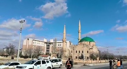 AKSARAY'DA DEPREMDE HASAR GÖREN CAMİNİN MİNARELERİ, KONTROLLÜ ŞEKİLDE YIKILDI