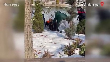 Buz tutan süs göletine düşen depremzede çocuğu polis kurtardı