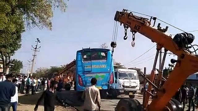 बारातियों से भरी बस को ट्रेलर ने मारी सामने से टक्कर, 18 घायल, गम्भीर घायल 8 को किया रैफ र