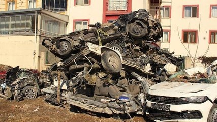 Enkazdan çıkan araçlar üst üste biriktiriliyor