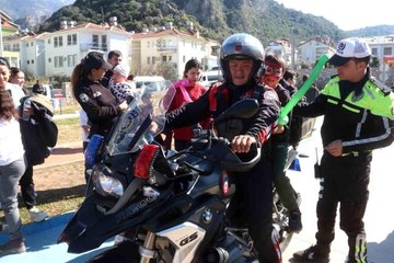 Fethiye emniyeti depremzede çocuklar için eğlence düzenledi