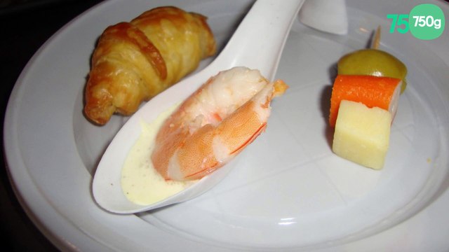 Mini croissants au saumon, crevettes et crème au curry
