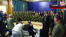 Kosova Cumhurbaşkanı, Türkiye'de arama kurtarma çalışmalarına katılan askerlere madalya taktı