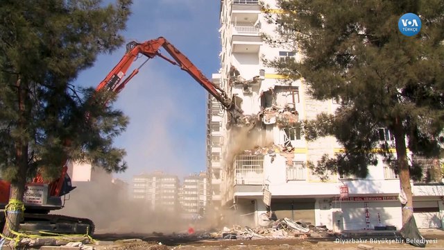 Diyarbakır’da Hasarlı Binalar Yıkılıyor