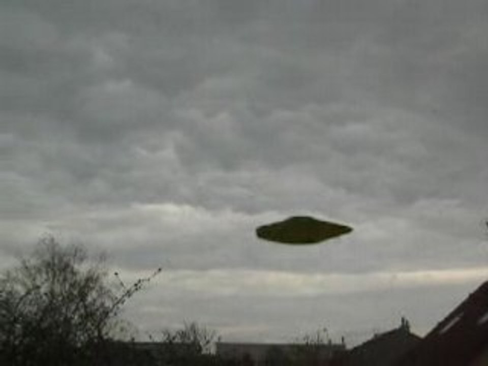 Ovni au dessus des maisons