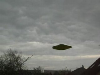 Ovni au dessus des maisons