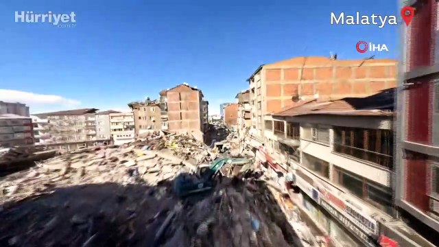 Malatya’da yıkılan yerler yarış dronu ile görüntülendi