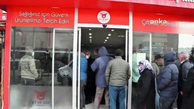 Et ve Süt Kurumu önünde 'ucuz et' kuyruğu için vatandaşlar sıraya girdi.