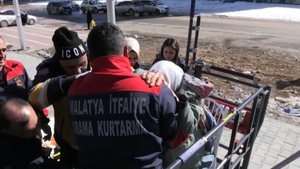 Descargar video: Ağır hasarlı binada tam 16 gün! Yatağa bağımlı kadın ve oğlu vinçle kurtarıldı