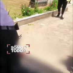 Parte de la estructura de un letrero cae sobre una persona y la hiere gravemente.