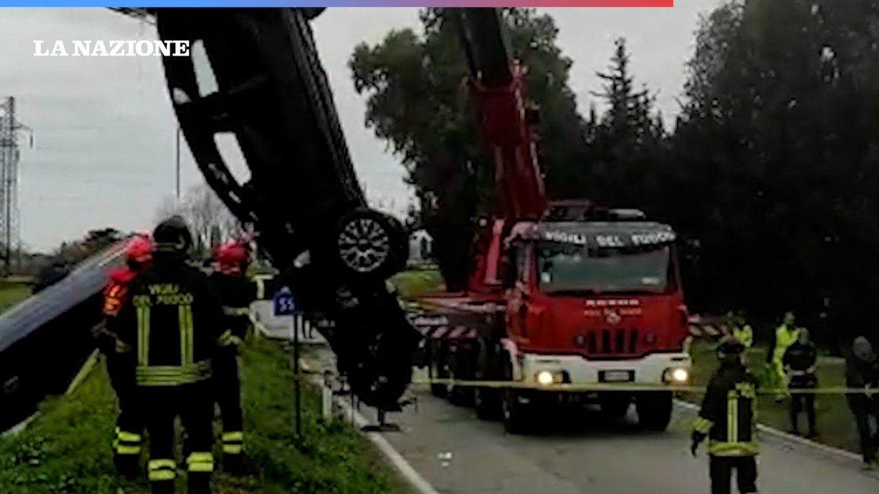 Incidente, detenuti feriti nel furgone della penitenziaria finito nel canale
