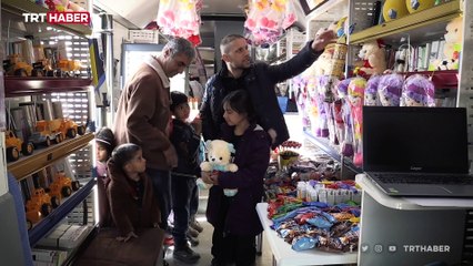 Depremzede çocuklar gezici kütüphane otobüsü ile moral buldu