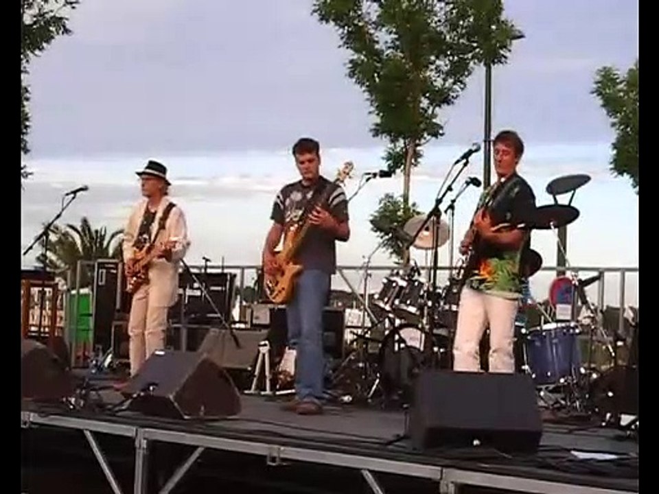 SURF RIDER GROUP  play SURF RIDER