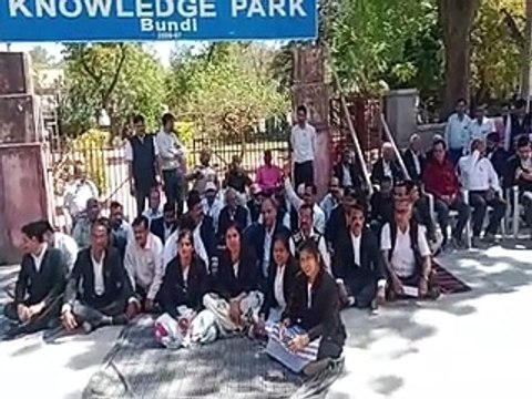video: कलक्टर कार्यालय के सामने धरने पर बैठे अधिवक्ता