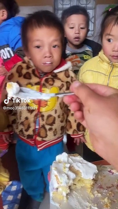 Cô giáo mang bánh kem về cho các em nhỏ vùng cao