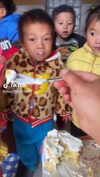 Cô giáo mang bánh kem về cho các em nhỏ vùng cao