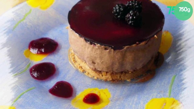 Entremet croquant praliné, mousse chocolat et miroir de mûres