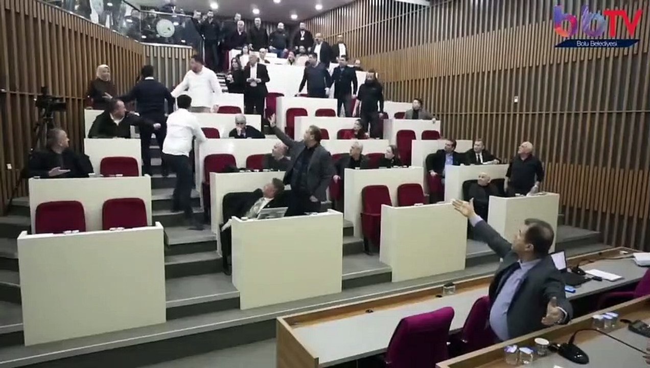 AKP'li meclis üyeleri Tanju Özcan'a su fırlattı: İşte o anlar...