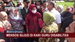 Momen Menteri Sosial Risma Sujud di Kaki Guru Disabilitas saat Ditagih Janji Hibah Lahan di Bandung