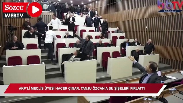 Bolu Belediyesi'nde AKP'li meclis üyesi Hacer Çınar, belediye başkanı Tanju Özcan'a su şişeleri fırlattı