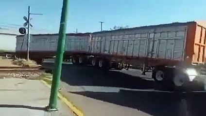 ¡Se lo llevó el tren! Imprudencia de un conductor de tráiler casi le cuesta la vida