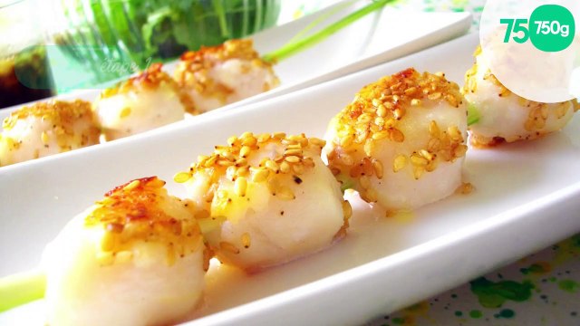 Noix de St Jacques dorées au sésame sur brochettes de citronnelle...