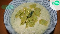 Soupe légère de courgettes, ravioles dorées et copeaux de parmesan