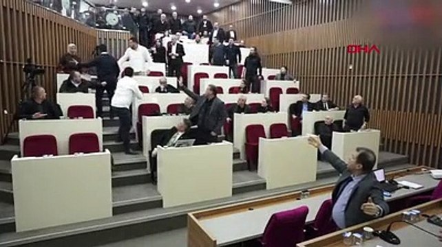 AKP'li Meclis Üyesi Hacer Çınar, Tanju Özcan'a su şişesi fırlattı