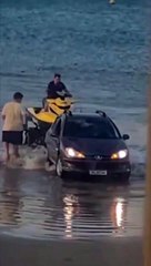 Il veut mettre son jetski à l'eau avec sa Peugeot 208 mais tout ne se passe pas comme prévu