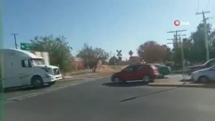 Meksika'da tren tırı biçti