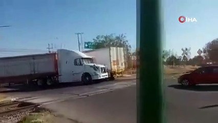 Korkunç kaza! Trenin tırı biçtiği anlar anbean kaydedildi