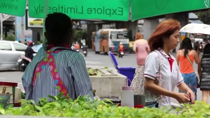 Cadde Ortasında Duş Alan Kadın