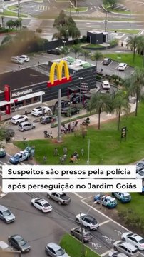 Ao menos três pessoas foram detidas pela Polícia Militar. O caso aconteceu por volta das 16h40 da tarde desta terça-feira nas proximidades de um shopping no Jardim Goiás. Segundo relatos de moradores ao Mais Goiás, foram ouvidos vários disparos de arma de