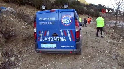 Çarpışan otomobiller uçuruma düştü: 2 ölü, 1 yaralı
