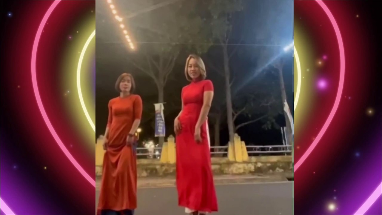 Dance performance Gym chang༻꧂ shows off the hoverboard dance to the music