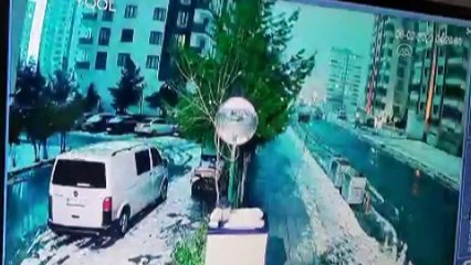 Deprem anında yolda ilerleyen aracın üzerine yıkılan binadan taşlar düştü