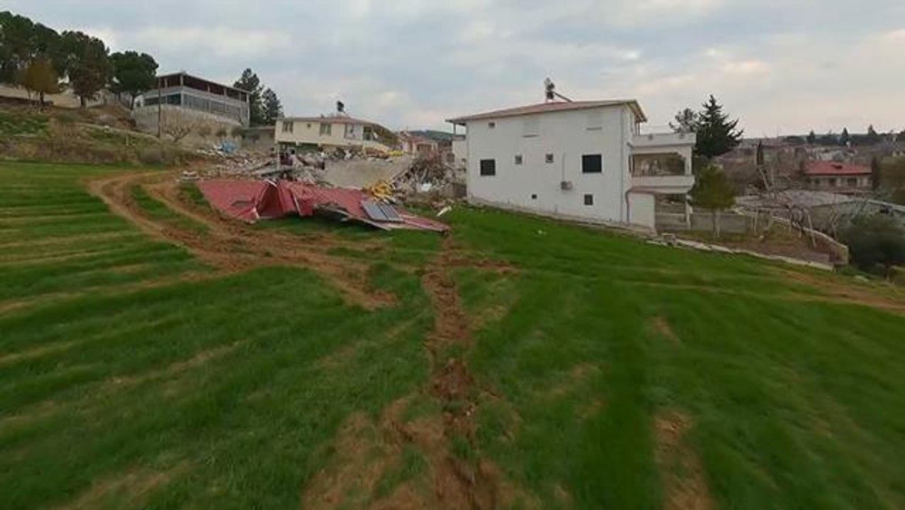 Tam 4 metre kayma var! Kahramanmaraş'ta depremde oluşan yarık Çiğli Mahallesi'ni ikiye böldü