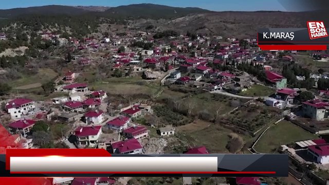 Depremde oluşan yarık Çiğli Mahallesi'ni ikiye böldü