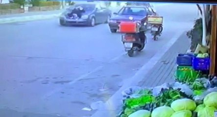 Aracın kaputunda kilometrelerce sürüklendi