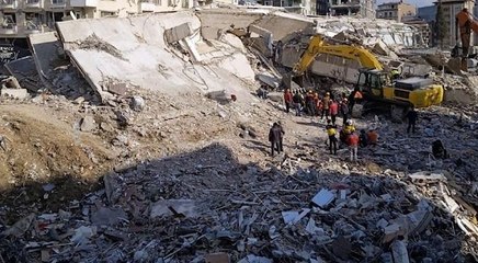 Enkazı inceleyen jeofizik mühendisi: Yatay demirler eksik