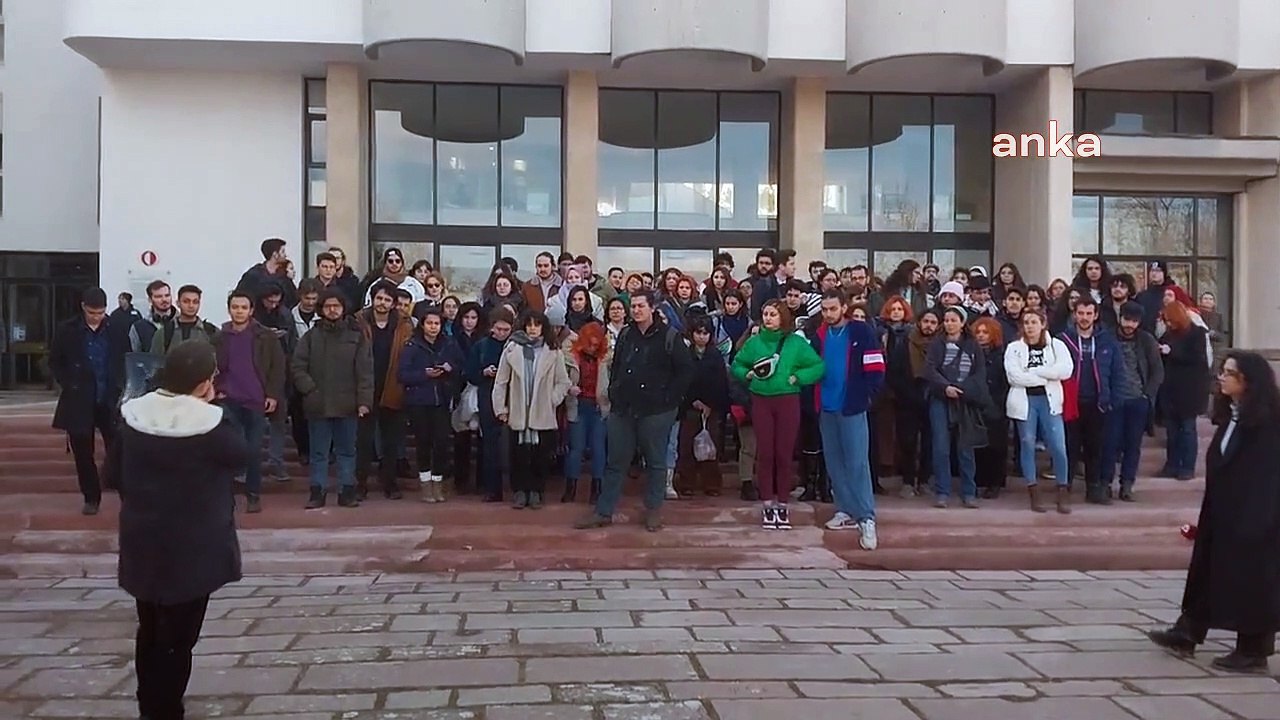 ODTÜ’lü öğrenciler, yurtlara alınmama kararını rektörlük önünde protesto etti: "Eğitim haktır engellenemez!"